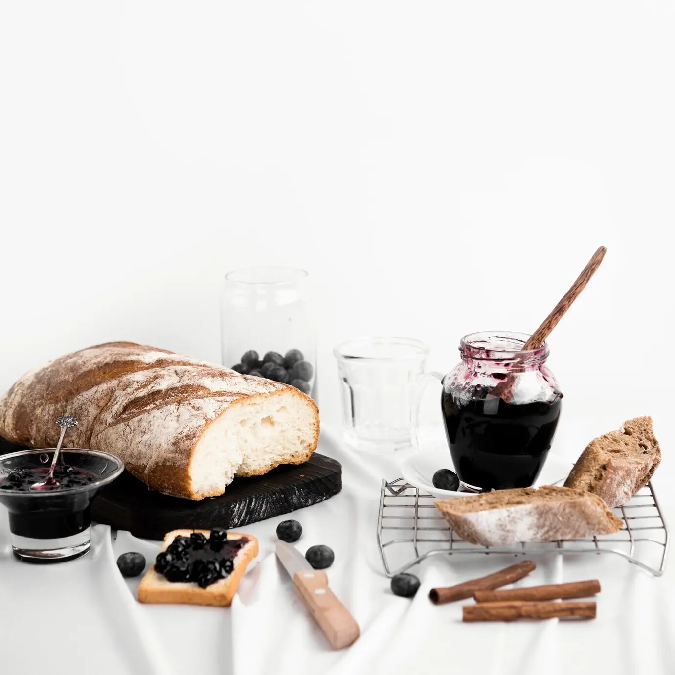 Банка с вкусным фруктовым джемом