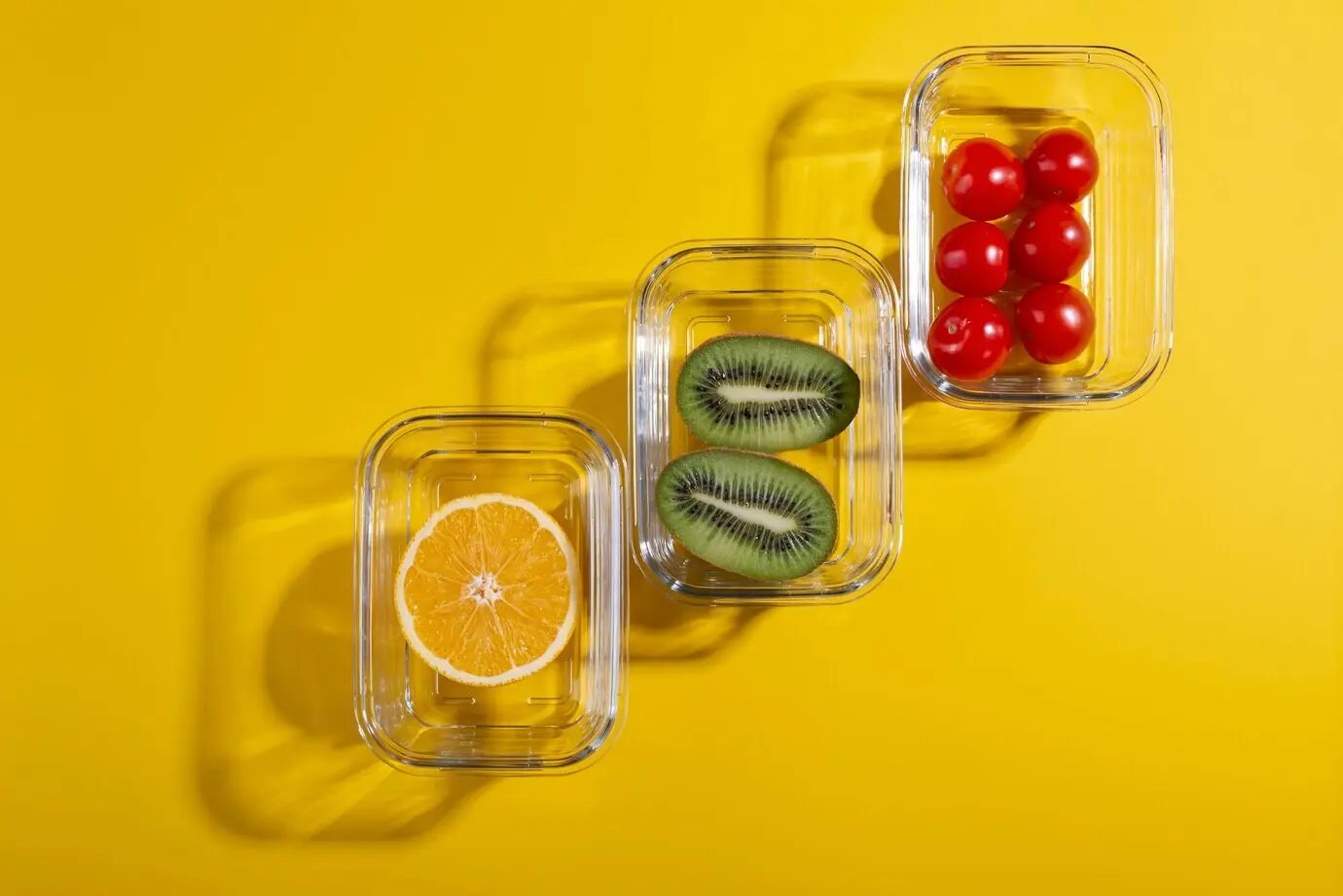 Вид сверху на контейнеры с едой