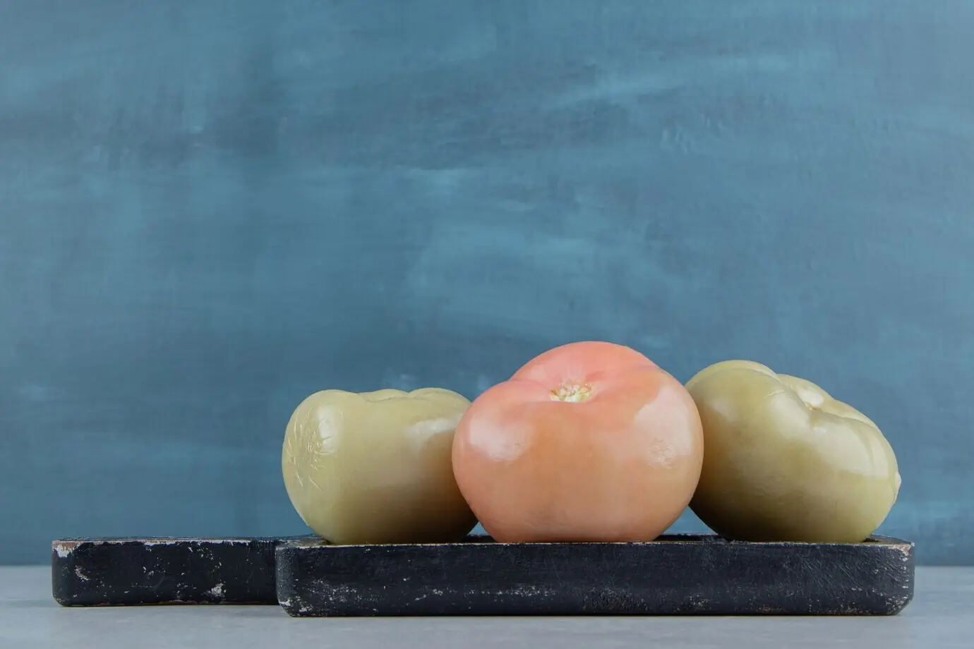 Зелёные помидоры на доске