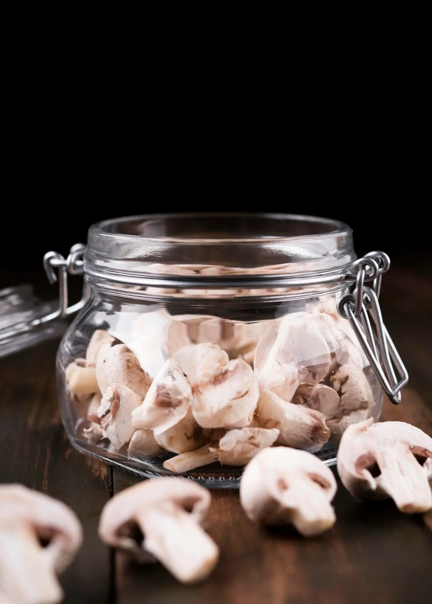 Вкусные грибы, консервированные в домашних условиях.